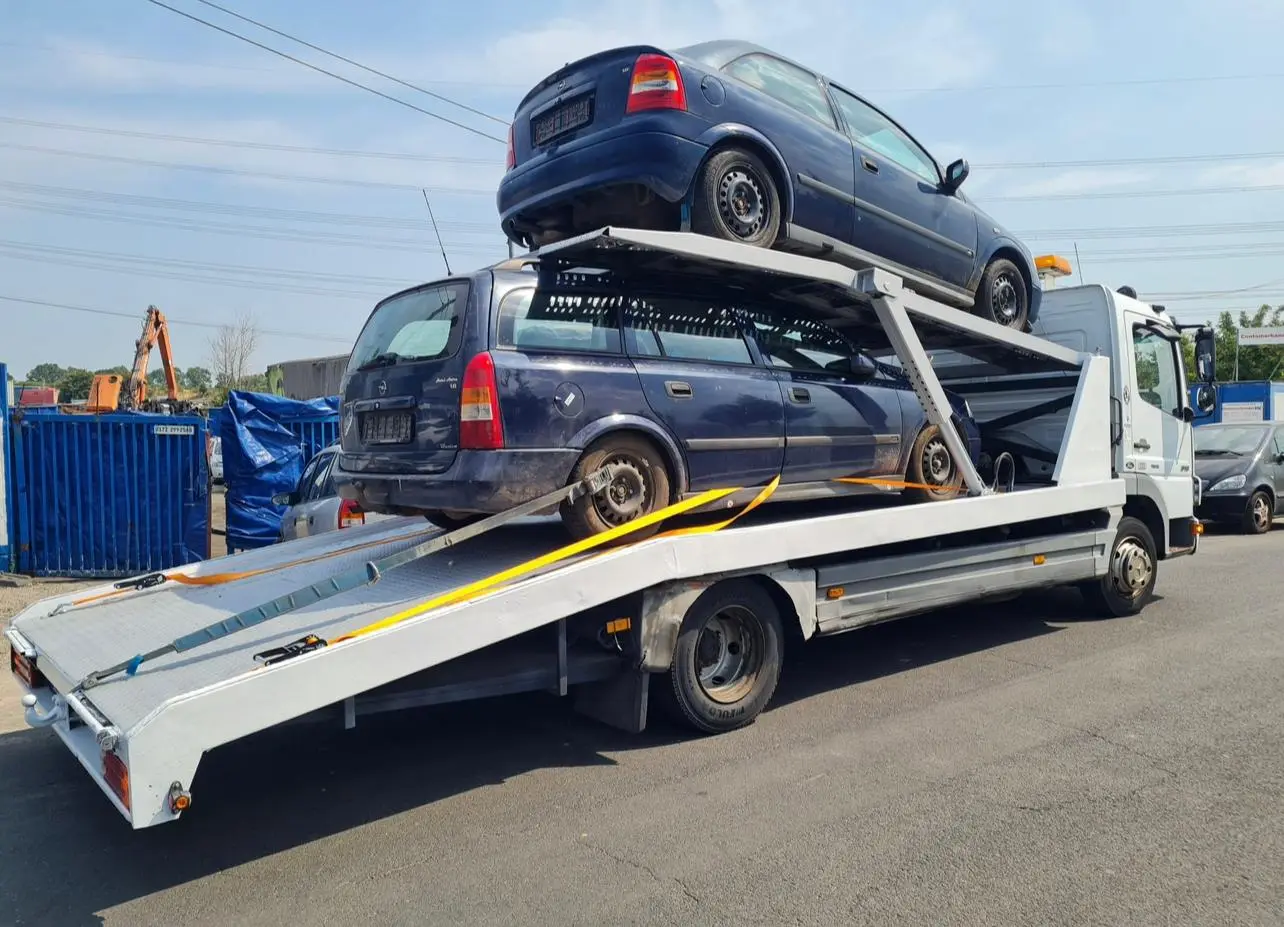 Abschleppwagen mit zwei geladenen Autos