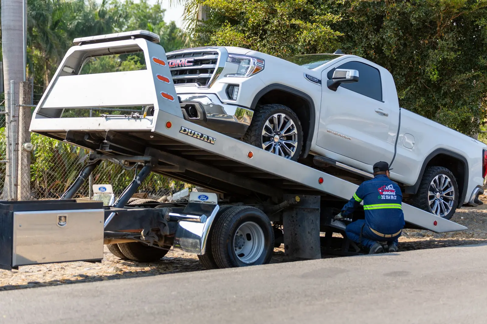 Ein Pick-up wird auf das Plateau eines Abschleppwagens gezogen